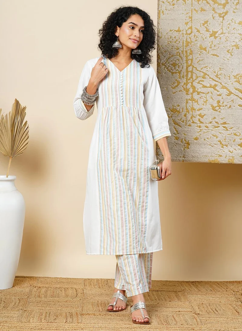 جلو باص Globus Women Striped Panelled Kurta With Trousers
